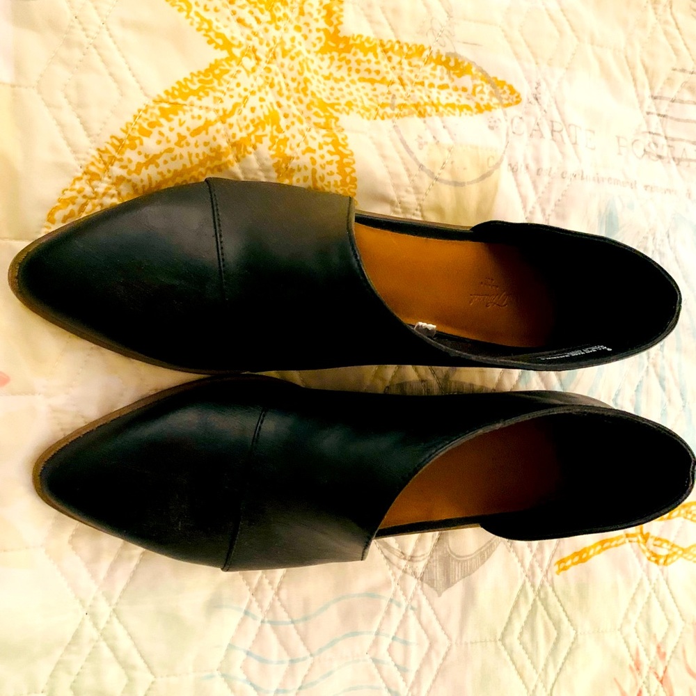 Universal Thread Woman’s Casual Flat Shoes,  Black Faux Leather. Awesome shoes!